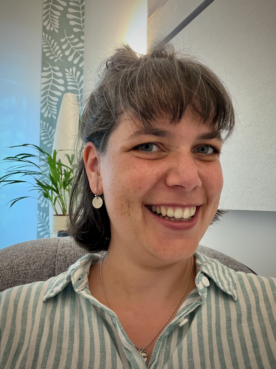 Sarah Eisenreich, systemische Beraterin, lächelt in die Kamera